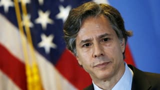 Antony Blinken in Nahaufnahme vor einer US-Fahne Antony Blinken in Nahaufnahme vor einer US-Fahne