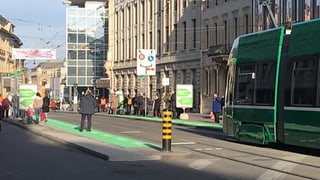 Grüne Markierung an Tramhaltestelle Grüne Markierung an Tramhaltestelle