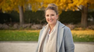 Porträt einer jüngeren Frau in einem Park. Porträt einer jüngeren Frau in einem Park.