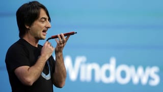 Mann von Microsoft mit Sprachassistent. Mann von Microsoft mit Sprachassistent.