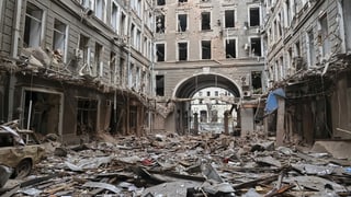 Ein zerstörter Innenhof in der Stadt Charkiw.