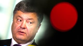 Der pro-westliche ukrainische Präsident Petro Poroschenko st6eht im Gegenlicht einer roten Lampe.