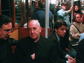 Jorge Mario Bergoglio in einer U-Bahn von Buenos Aires.