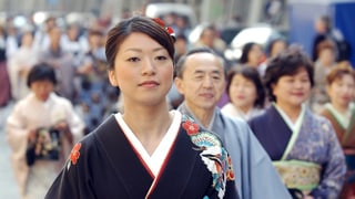 Kimono-Trägerin und-träger ziehen 2002 durch die Berner Altstadt. (Symbolbild)