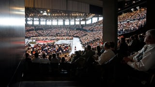 Das Hallenstadion ist voller Menschen. Das Hallenstadion ist voller Menschen.