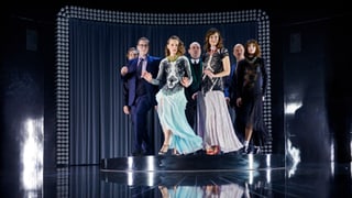 Das Ensemble des Schauspielhauses tänzelt in Abendgarderobe auf einem Podest