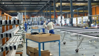 Zwei junge Männer in Fabrikhalle