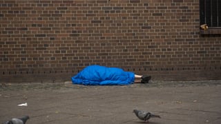 Obdachloser in Schlafsack