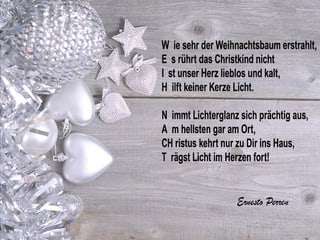 Ein Gedicht auf einem Bild mit Weihnachtsschmuck.