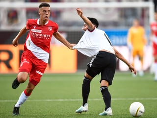 Ein Thuner Spieler hält einen Basler Spieler am Trikot zurück. Ein Thuner Spieler hält einen Basler Spieler am Trikot zurück.