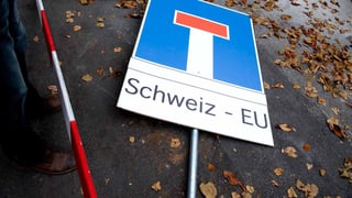Eine Tafel liegt auf dem Boden. Sie besagt: Die EU und die Schweiz sind in der Sackgasse.