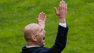 Zinédine Zidane gestikuliert an der Seitenlinie.