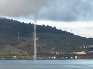 Wasserhose über dem See.