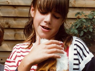 Joëlle Beeler als 11-jähriges Mädchen hält ihr Meerschweinchen in der Hand.