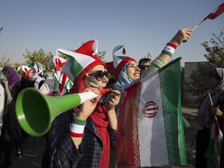 Die Iranerinnen sorgten schon vor dem Stadion für gute Stimmung.
