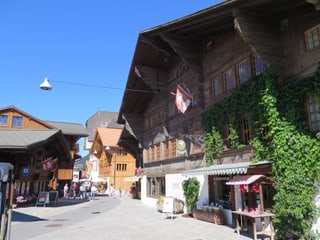 Holzhäuser, kopfsteingepflästerte Strasse.