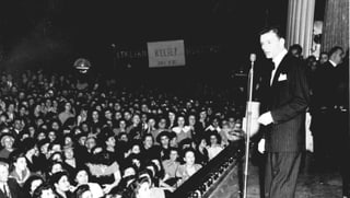 Frank Sinatra auf der Bühne und Publikum.