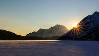 Sonnenuntergang hinter dem gefrorenen Silsersee. Sonnenuntergang hinter dem gefrorenen Silsersee.