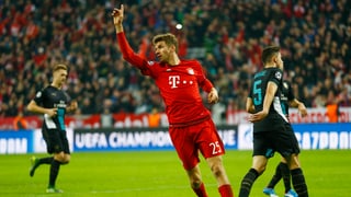 Müller bejubelt einen Treffer.