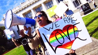 Eine Demonstrantin in Charlottesville mit «We are Love»-Schild.