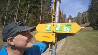 SRF 1 Wanderexperte Marcel Hähni vor einem Wanderwegweiser.