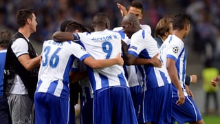 Die Spieler des FC Porto formieren sich und jubeln gemeinsam.