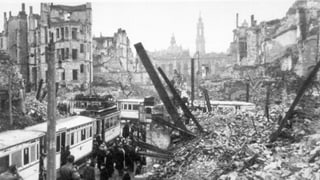 Eine Strassenbahn im zerstörten Dresden.