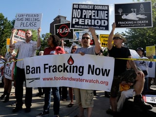 Gegner des Fracking auf dem Campus der Binghamton University protestieren vor einem Besuch von US-Präsident Barack Obama.