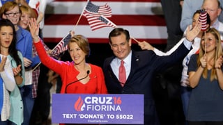 Carly Fiorina und Ted Cruz winken bei einer Wahlveranstaltung den Leuten zu. 
