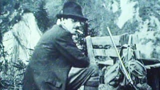 Meinrad Inglin im Hochgebirge mit Hut, Zigarre rauchend, Gewehr an Bank gelehnt Meinrad Inglin im Hochgebirge mit Hut, Zigarre rauchend, Gewehr an Bank gelehnt