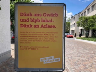 Plakat "Dängg ans Gwärb und blyb lokal" aufgestellt.