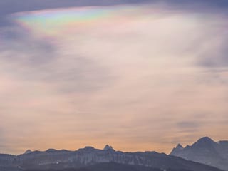 Farbige Wolken oberhalb der Berge