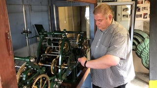 Christian Thesen von der Reperaturfirma steht beim historischen Uhrwerk. Christian Thesen von der Reperaturfirma steht beim historischen Uhrwerk.