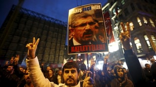 Demonstranten zeigen Transparente mit dem Bild von Tahir Elci. Demonstranten zeigen Transparente mit dem Bild von Tahir Elci.