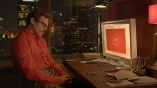 Joaquin Phoenix sitzt im FIlm «Her» vor einem Computer und wartet.