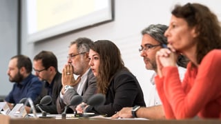 Simon Gantenbein, Balthasar Glaettli, Carlo Sommaruga, Tamara Funiciello, Viktor Györffy und Nina Scheu vor den Medien.