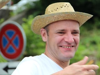 Reto Widmer lacht zufrieden in die Kamera.