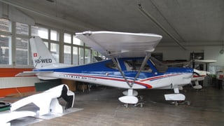 Ein kleines blauweisses Leichtflugzeug in einer Montagehalle. Ein kleines blauweisses Leichtflugzeug in einer Montagehalle.