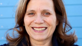 Eine Frau vor einer blauen Fassade. Eine Frau vor einer blauen Fassade.