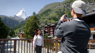 Japanische Touristen vor dem Matterhorn.