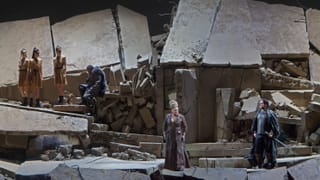 Aufnahme des Bühnenbilds von Ken Russells Inszenierung der Verdi-Oper «Attilla». Aufnahme des Bühnenbilds von Ken Russells Inszenierung der Verdi-Oper «Attilla».