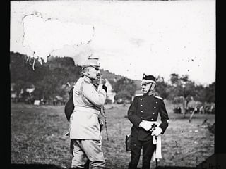 Kaiser Wilhelm II. und Bundesrat Arthur Hoffmann im Gespräch an den Kaisermanövern.