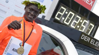 Der aktuelle Marathon-Weltrekord stammt aus dem Jahr 2014 und wurde vom Kenianer Dennis Kimetto am Berlin-Marathon aufgestellt.