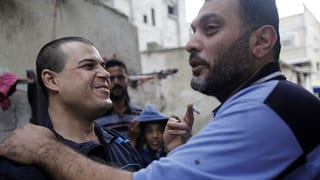 Zwei entlassene Palästinenser freuen sich.