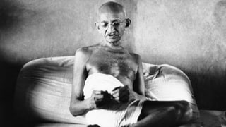 Mahatma Gandhi mit Brille.
