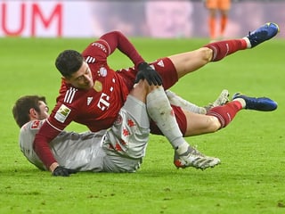 Bayerns Robert Lewandowski in einem Zweikampf.