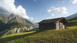 Holzhütte in Bündner Bergwelt