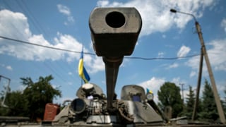 Ein ukrainischer Panzer steht auf einer Strasse in der Stadt Seversk. Das Zielrohr ist gegen die Fotokamera gerichtet. (reuters)