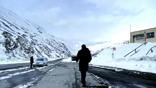 Die beiden Bestatter auf einem verschneiten Pass.