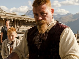 Schauspieler Leonardo Nigro für einmal mit rotem Bart als Krämerseele Armon.